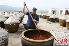 探访浙江绍兴百年酱园：180天酿晒一滴酱油图片