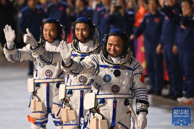 神舟二十一号航天员乘组出征仪式在酒泉卫星发射中心举行