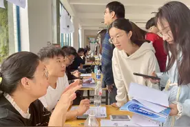 百企进校掀“抢人大战” 烟台首场秋季校招会在烟台大学举办图片