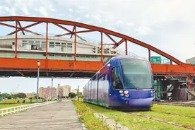 高雄轻轨车窗贴满广告挨批“丐帮列车” 乘客怨挡风景图片