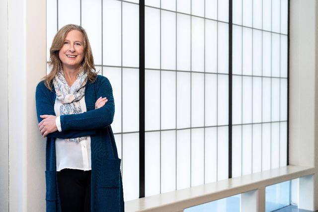 冰火两重天的苹果：iPhone史上大卖，多名高管离职，库克退休生变？