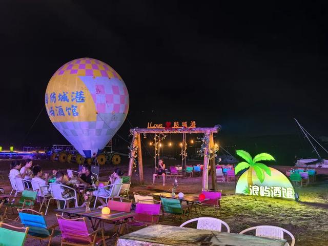 从夕阳西沉到夜幕降临，海风正把防城港这些沙滩酒吧的故事吹向你~
