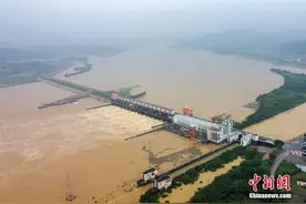 广东北江干流全线出现洪峰 飞来峡水利枢纽有序控泄运行图片