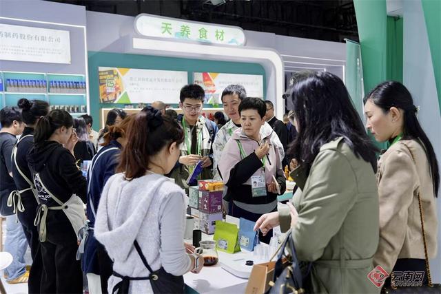 【高清组图】周末人气爆棚！“云品”进博会圈粉八方来客