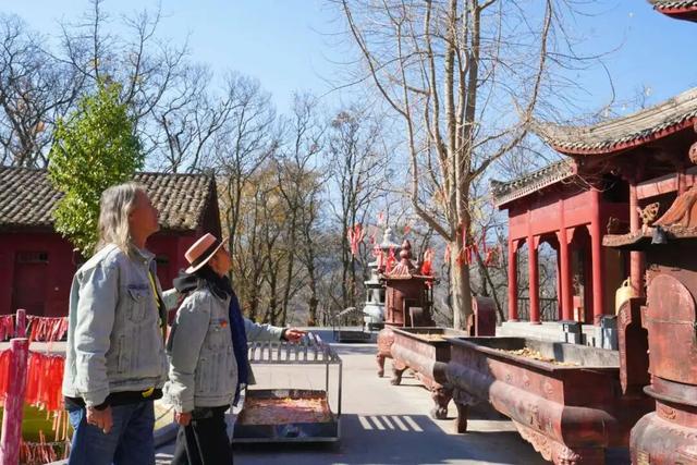 探索之旅 | 漫步天皇寺、探访砂陶坊!跟着大理“喜林苑”创始人林登游越西