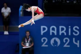 7个10分再现！17岁全红婵打破伏明霞记录！成中国奥运最年轻三金王图片