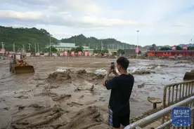 找到了！毕业典礼上与父亲视频的男孩正在抗洪图片