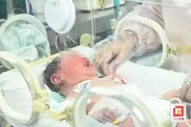 惊险！孕妇车内分娩 自贡医护紧急救治图片