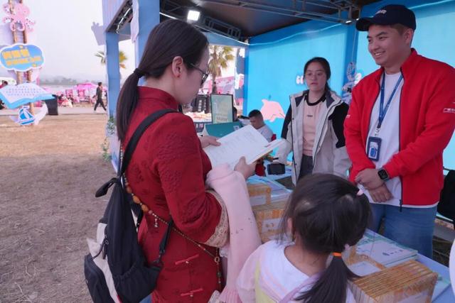 2025“蚝美钦州 书香河海”文化市集：新华书店擘画全民阅读与文旅融合新图景