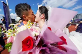 新娘穿着婚纱为消防员新郎加油 结婚、比武竞赛一样都没耽误 “蓝朋友”送上119朵玫瑰花图片