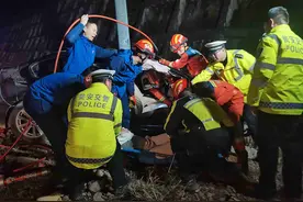 雨夜惊魂！瓮安车辆侧翻，公安、消防携手托起生命希望图片