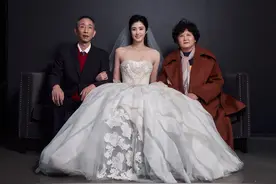 情人节快乐，赵丽娜与父母合影并穿上婚纱图片