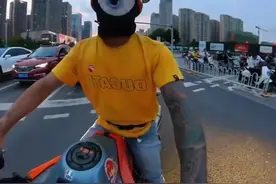 笑料十足！“显眼包”上路吓坏路人，交警提示→图片