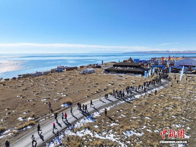 青海刚察：徒步爱好者青海湖畔品冬肉迎重阳