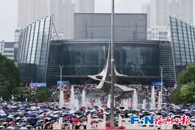 刚刚！福州五一广场升起五星红旗！我爱你中国！图片