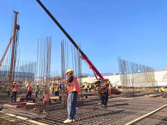 西双版纳机场四期改扩建项目停车楼主体结构顺利封顶