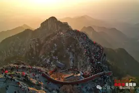 日出东方！这是2025年第一天的泰山之巅！迎日出、升国旗、唱国歌！愿山河锦绣、国泰民安图片