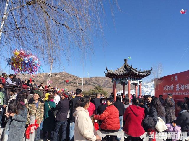 青岛故事｜9天揽客超12万人次！平度九里夼冰瀑火爆，单日迎来40多辆大巴