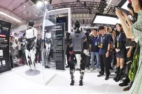 “天工1.2 MAX”全球首发亮相2024世界机器人大会开幕式图片