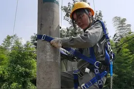 国网益阳供电公司：00后“女汉子” “汗”卫夏日清凉图片