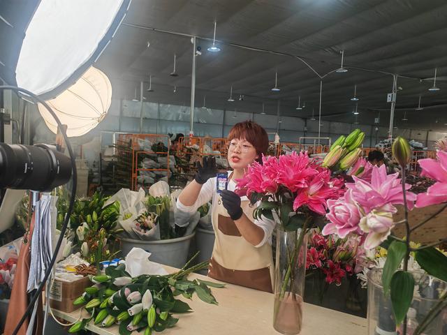 直播电商助力云南“鲜花经济”持续火热