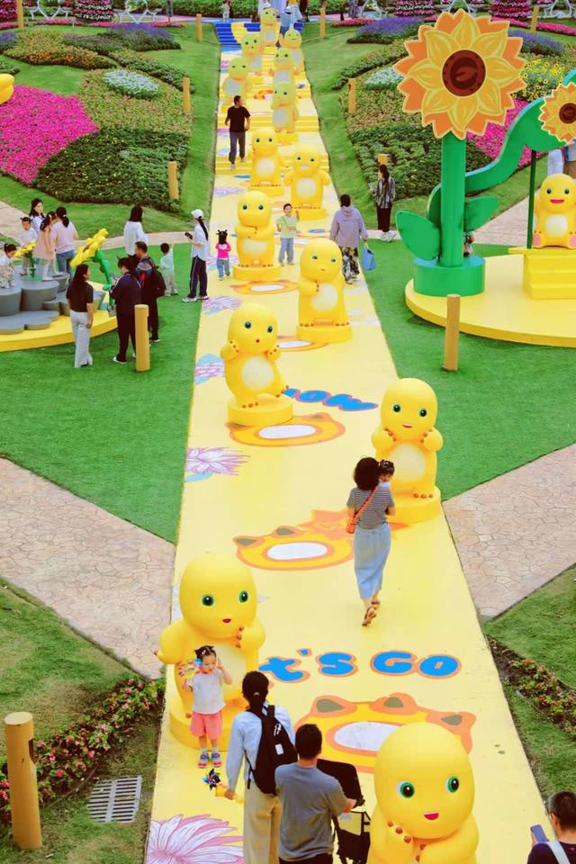 奶龙版梦幻花海成“遛娃”好去处，浦江郊野公园假期客流创新高