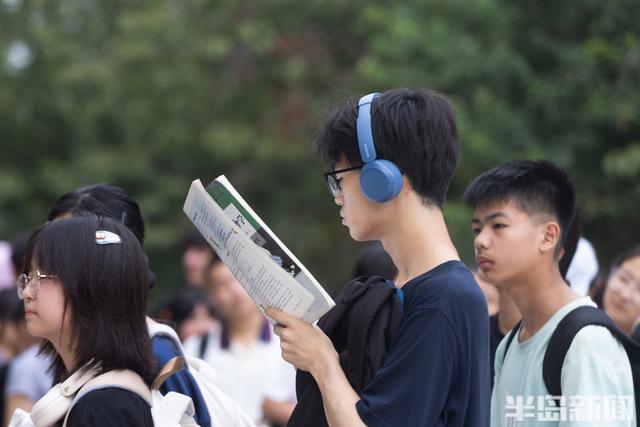 比景区更火！暑期青岛图书馆“一座难求”