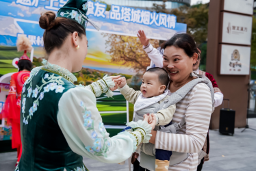 旋转！跳跃！新疆塔城地区在沪 “快闪” 推广，盛邀上海市民游客探索“油画塔城 草原圣地”