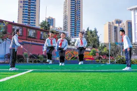 根据云南省教育厅相关作息时间安排，中小学校课间休息时间调整为15分钟 加了5分钟 热闹了校园图片