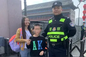 民警景区快速找寻走散母子图片