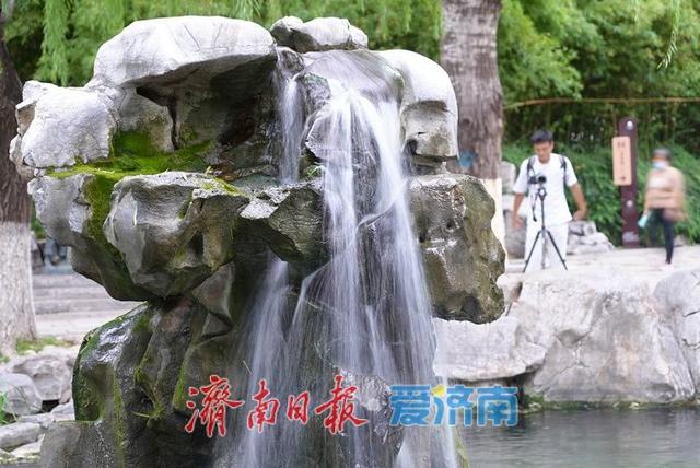 雨后泉景醉游人！“月牙飞瀑”喷涌愈盛，引众人驻足观赏
