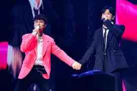 书桓杜飞重聚！古巨基广州演唱会与苏有朋合唱《情深深雨濛濛》图片