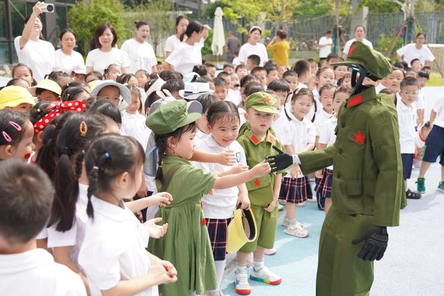 幼儿园开学第一课，机器人穿上军装，机器狗来教队列动作