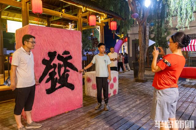 青岛最有“钱”的街区，一场烟花音乐啤酒节正在举办