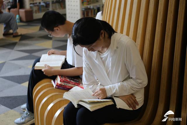 日照东港：图书馆成避暑地 “充电”纳凉两不误