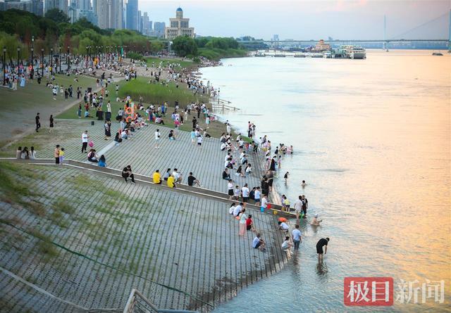 夏季到江边来看水，收获清凉与欢乐