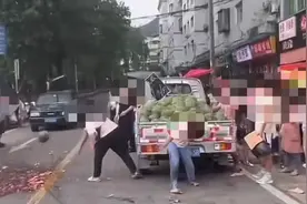 重庆瓜贩不满同行售价更低，阻挠售卖砸瓜！调解后又被举报图片