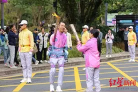 四川“无臂青年”彭超参与杭州亚残运会火炬传递，曾用脚写字考上同济大学研究生图片