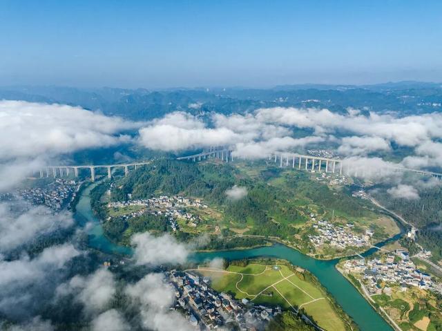 名场面！云海“漫”过矮寨 崀山“浮”于云端……