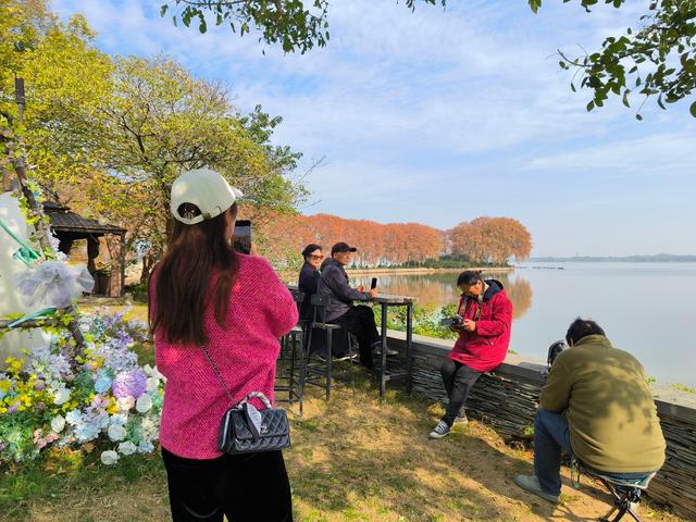 武汉东湖一地被金黄树木环绕形似“金钥匙”，吸引游客打卡，带动周边商业热度