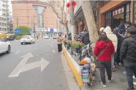 上海人“姿势统一”！有人30米队伍排3小时图片