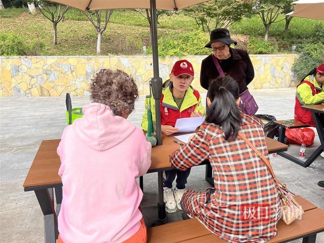 金秋映重阳，志愿暖龟山，武汉文旅志愿者爱心伴老添温情