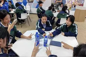 武汉农校师生探秘数字化绿色工厂图片