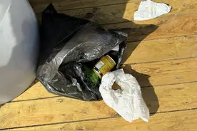 丽江一小院疑被游客闯入破坏，当事人：栅栏和门被损坏，满院垃圾图片