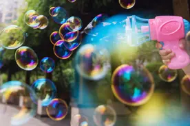 38元的对讲机被炒到300元，13.8元一把的泡泡机卖了40多万单……这些儿童玩具，到底是谁在买？图片