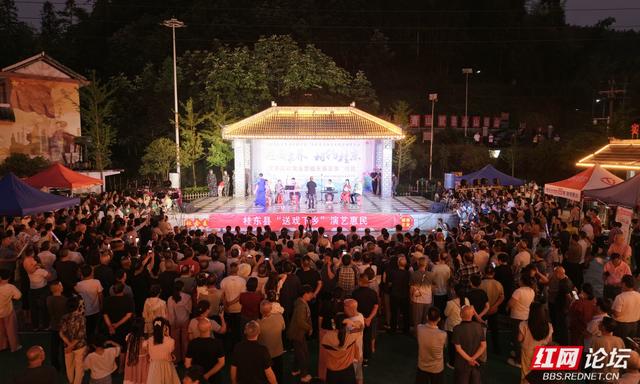 【每日一图@湖南】“村晚”点亮夏夜！桂东青竹村文化盛宴引客来