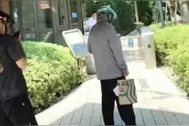 外卖员进入小区后再统一乘摆渡车送餐？“骑手最后100米”不是新问题图片
