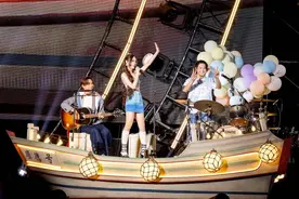 告五人登陆上海虹口足球场 户外大合唱声响彻云霄图片