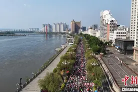 中外3万名跑者角逐“吉马” 肯尼亚选手破纪录夺冠图片