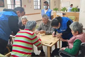 重阳送暖，他们陪敬老院老人暖心过节图片
